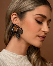 Load image into Gallery viewer, Wonderland Wallflower - Black #E805